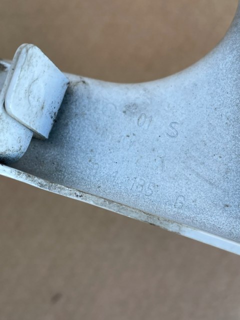 AUDI A5 8T LIFT Oryginalne MOCOWANIE BŁOTNIKA LEWY PRZÓD LY9C