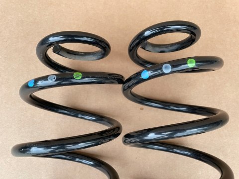 Audi A5 8T sprężyny tył komplet z gumami oryginał