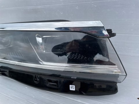 VW TOUAREG 3 III 760 LAMPA PRAWY PRZÓD 761941036