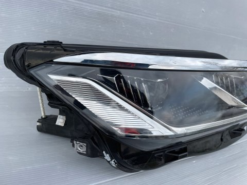 VW TOUAREG 3 III 760 LAMPA PRAWY PRZÓD 761941036