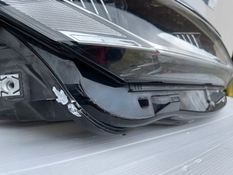 VW TOUAREG 3 III 760 LAMPA PRAWY PRZÓD 761941036