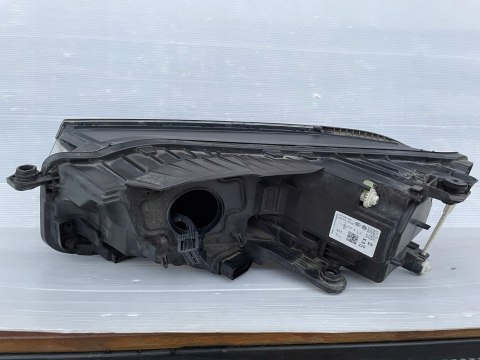 VW TOUAREG 3 III 760 LAMPA PRAWY PRZÓD 761941036